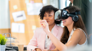 Femme avec casque réalité virtuelle