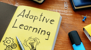 Cahier avec comme inscription : adaptative learning.