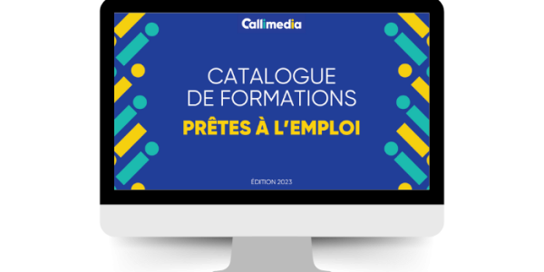 ordinateur avec catalogue de formations e-learning sur étagères ordinateur avec catalogue de formations e-learning sur étagères
