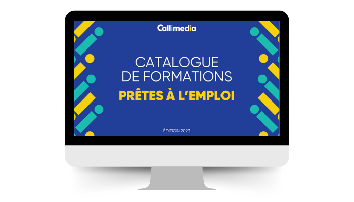 ordinateur avec catalogue de formations e-learning sur étagères ordinateur avec catalogue de formations e-learning sur étagères