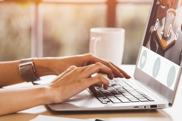 personne devant un ordinateur portable blog e-learning personne devant un ordinateur portable blog e-learning