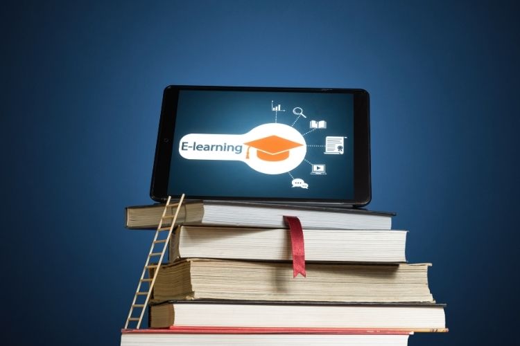 Image Article Blog Lms Image De Tablette E Learning Sur Une Pile De Livres