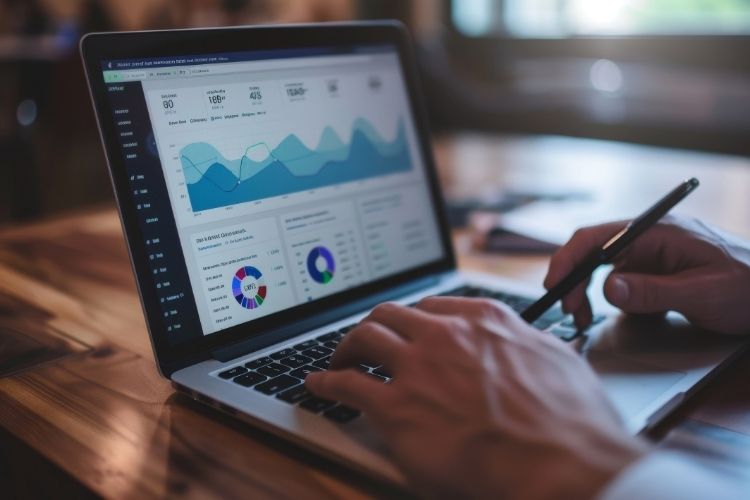 image article blog lms personne qui travaille sur ordinateur