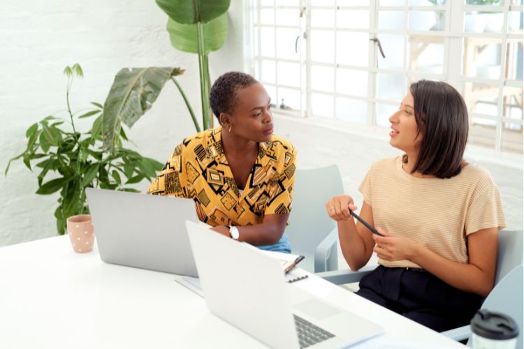Image Article Blog Lms Deux Femmes Qui Discutent Au Travail