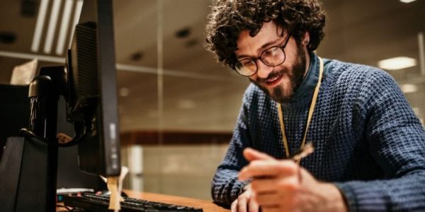 Image Article Blog Lms Personne Qui écrit Devant Son Ordinateur Image Article Blog Lms Personne Qui écrit Devant Son Ordinateur