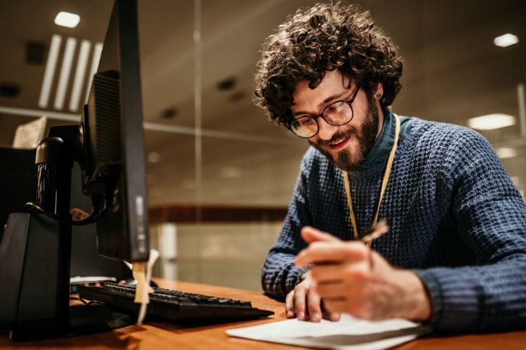 Image Article Blog Lms Personne Qui écrit Devant Son Ordinateur