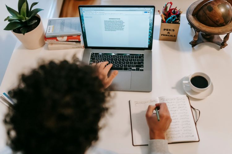 Image Article Blog Lms Personne Travaillant Sur Son Ordinateur