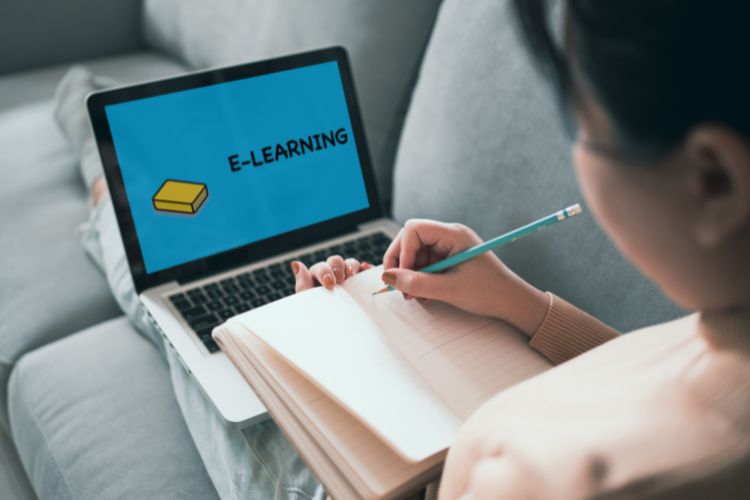 Image Article Blog Lms Femme Qui Fait Une Formation E Learning