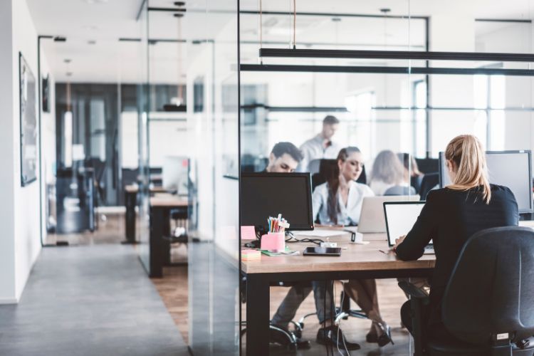 Image Article Blog Lms Photo D'un Open Space De Bureau Avec Des Gens Qui Travaillent