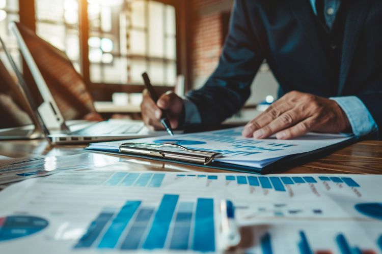 Image Article Blog Lms Personne Travaillant Sur Des Statistiques