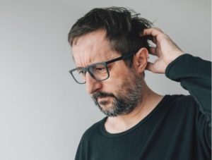 Image Article Une Personne Qui Se Tient La Tete Et Ayant Oublie Quelque Chose