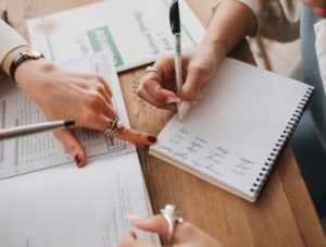 Image Article Personnes Ecrivant Sur Un Carnet
