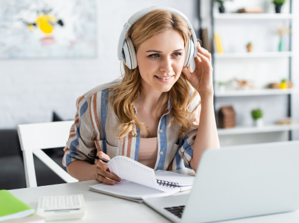 Blog Femme Avec Casque Devant Ordinateur