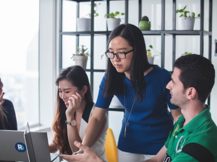 Blog Groupe Employes Devant Ordinateur