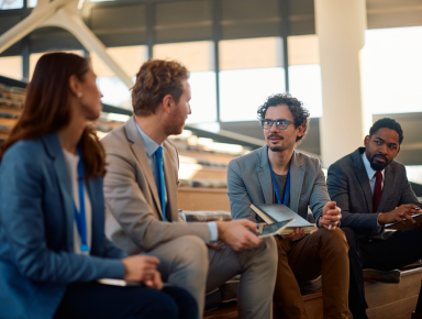Groupe Employes Sur Des Bancs En Train De Discuter