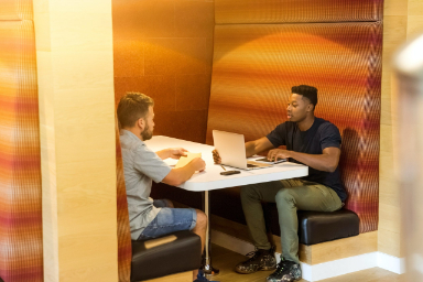 réunion dans un box entre deux hommes bureau