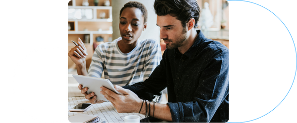 home et femme trvaillant sur un ordinateur en e-learning home et femme travaillant sur un ordinateur en e-learning