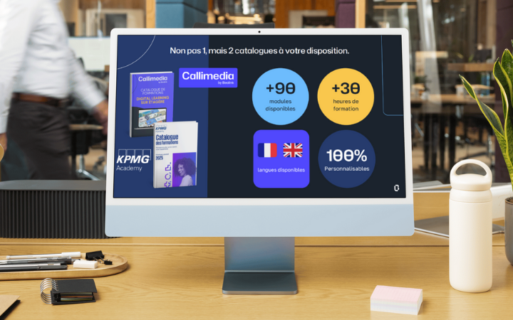 ordinateur sur bureau avec catalogue sur étagères