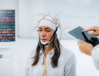 Neuromania Femme Avec Casque Activite Cerveau